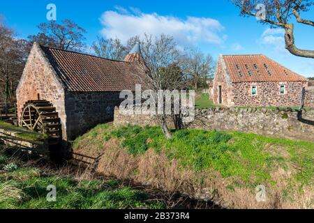 Ruota ad acqua sotto tiro a Preston Mill, uno storico mulino ad acqua, sul fiume Tyne vicino East Linton in East Lothian, Scozia, Regno Unito Foto Stock