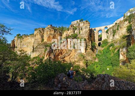 Spagna, Andalusia, Provincia di Malaga, Ronda, strada dei villaggi bianchi (Ruta de los Pueblos Blancos), villaggio arroccato su uno sperone roccioso e il Puente Nuevo (nuovo ponte) Foto Stock