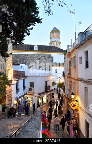 Spagna, Andalusia, Costa del Sol, provincia di Malaga, Marbella, centro storico, Castillo Alcazaba e Iglesia de Nuestra Señora de la Encarnacion chiesa Foto Stock
