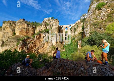 Spagna, Andalusia, Provincia di Malaga, Ronda, strada dei villaggi bianchi (Ruta de los Pueblos Blancos), villaggio arroccato su uno sperone roccioso e il Puente Nuevo (nuovo ponte) Foto Stock