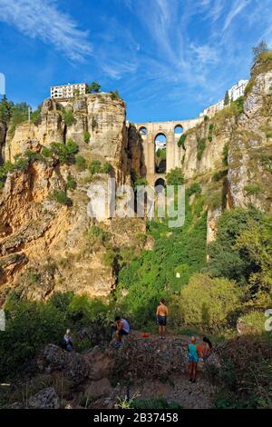 Spagna, Andalusia, Provincia di Malaga, Ronda, strada dei villaggi bianchi (Ruta de los Pueblos Blancos), villaggio arroccato su uno sperone roccioso e il Puente Nuevo (nuovo ponte) Foto Stock