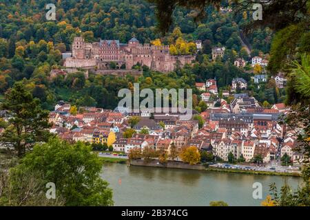 Romantica veduta panoramica aerea della rovina del castello di Heidelberg sulla collina di Königstuhl, la città vecchia e il fiume Neckar visto dal sentiero filosofo in... Foto Stock