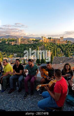 Spagna, Andalusia, Granada, quartiere di Albaicin, mirador San Nicolas, il Palazzo dell'Alhambra, dichiarato Patrimonio dell'Umanità dall'UNESCO, costruito tra il 13th e il 14th secolo dalla dinastia Nasrides, architettura islamica, la Sierra Nevada sullo sfondo Foto Stock