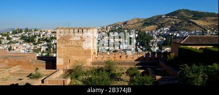 Spagna, Andalusia, Granada, l'Alcazaba del Palazzo dell'Alhambra, dichiarata Patrimonio dell'Umanità dall'UNESCO, costruita tra il 13th e il 14th secolo dalla dinastia Nasrides, architettura islamica, l'Albaicin sullo sfondo Foto Stock