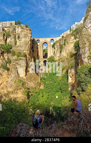 Spagna, Andalusia, Provincia di Malaga, Ronda, strada dei villaggi bianchi (Ruta de los Pueblos Blancos), villaggio arroccato su uno sperone roccioso e il Puente Nuevo (nuovo ponte) Foto Stock