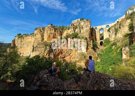 Spagna, Andalusia, Provincia di Malaga, Ronda, strada dei villaggi bianchi (Ruta de los Pueblos Blancos), villaggio arroccato su uno sperone roccioso e il Puente Nuevo (nuovo ponte) Foto Stock