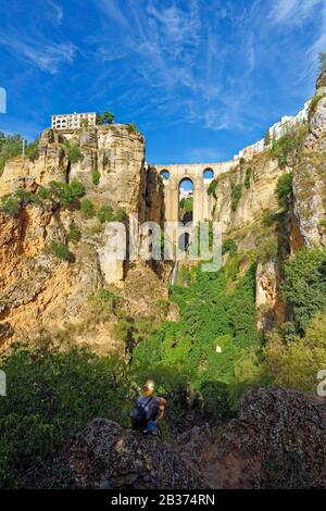 Spagna, Andalusia, Provincia di Malaga, Ronda, strada dei villaggi bianchi (Ruta de los Pueblos Blancos), villaggio arroccato su uno sperone roccioso e il Puente Nuevo (nuovo ponte) Foto Stock