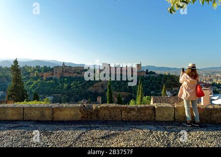 Spagna, Andalusia, Granada, quartiere di Albaicin, mirador San Nicolas, il Palazzo dell'Alhambra, dichiarato Patrimonio dell'Umanità dall'UNESCO, costruito tra il 13th e il 14th secolo dalla dinastia Nasrides, architettura islamica, la Sierra Nevada sullo sfondo Foto Stock