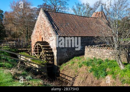 Ruota ad acqua sotto tiro a Preston Mill, uno storico mulino ad acqua, sul fiume Tyne vicino East Linton in East Lothian, Scozia, Regno Unito Foto Stock