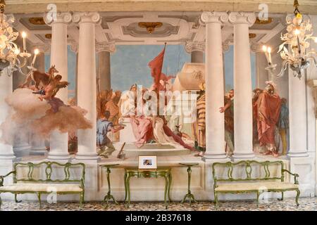 Italia, Veneto, Vicenza, Villa Valmarana ai Nani, Affreschi del pittore Tiepolo, affreschi di sacrificio ipigenico Foto Stock