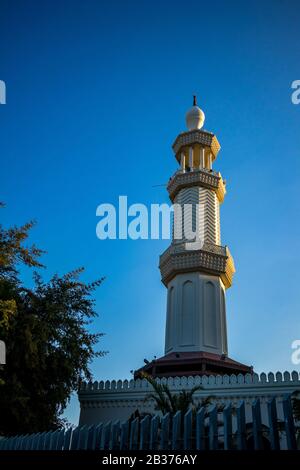 Bella moschea imbiancata di Sharif Hussein Bin Ali a Aqaba, Giordania. Colori dell'alba, cielo limpido e senza nuvole giorno d'inverno. Telaio verticale Foto Stock