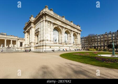 Francia, Parigi, Palais Galliera (palazzo Galliera) chiamato anche Brignole Galliera giardino pubblico, la fontana di nome Fontaine de l'Avril (Fontana di aprile) e la statua di Pierre Roche Foto Stock