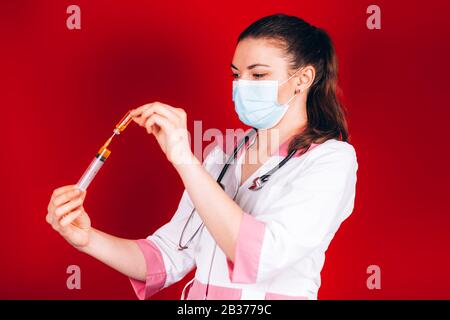 ragazza giovane medico con una siringa in mano