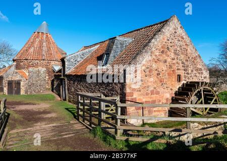 Preston Mill, uno storico mulino ad acqua, sul fiume Tyne vicino East Linton in East Lothian, Scozia, Regno Unito Foto Stock