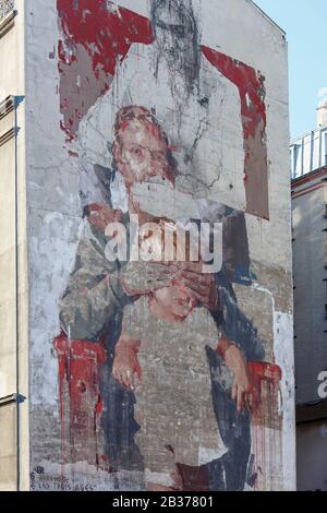 Francia, Parigi, Street art, murale di Gonzalo Borondo chiamato le tre età (Les 3 età) in rue du Chevaleret (Chevaleret strada) Foto Stock