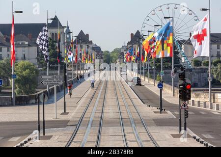 Francia, Indre et Loire, Valle della Loira elencati come Patrimonio Mondiale dall'UNESCO, Tours, la Loira in Tours, ciclisti sul ponte Wilson Foto Stock