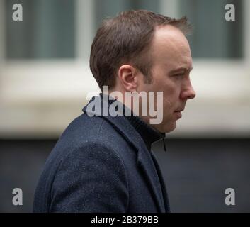 Downing Street, Londra, Regno Unito. 4th marzo 2020. Serious Looking Matt Hancock MP, Segretario di Stato per la salute e l'assistenza sociale, lasciando 10 Downing Street prima che il PM parte per le PMQ settimanali. Credito: Malcolm Park/Alamy. Foto Stock