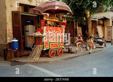 Street scene nel quartiere islamico Fatimid Cairo della città del Cairo in Egitto in Nord Africa Foto Stock