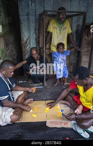 Indonesia, Papua, Asmin distretto, Agats, mercato, carte da gioco Foto Stock