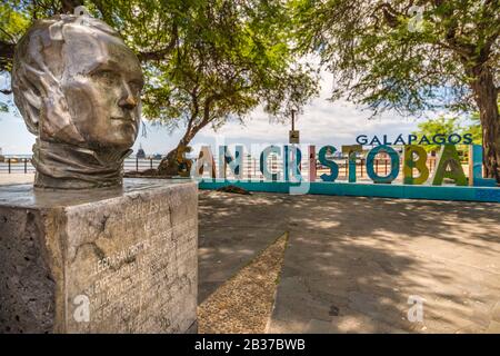 Ecuador, arcipelago delle Galapagos, patrimonio mondiale dell'UNESCO, isola di San Cristóbal, Puerto Baquerizo Moreno, ritratto del naturalista inglese Charles DARWIN nella piazza della città Foto Stock