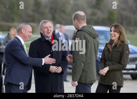 Il Duca e la Duchessa di Cambridge Meeting Ministro dell'Agricoltura Michael Creed (seconda a sinistra) durante una visita al Teagasc Animal & Grassland Research Center di Grange, nella Contea di Meath, come parte della loro visita di tre giorni nella Repubblica d'Irlanda. Foto PA. Data Immagine: Mercoledì 4 Marzo 2020. Vedi la storia di PA ROYAL Cambridge. Photo credit dovrebbe leggere: Aaron Chown/PA Filo Foto Stock