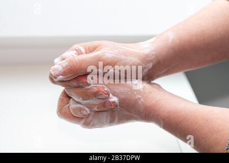 Lavaggio totale delle mani : donna che lava le mani per evitare malattie come il coronavirus Foto Stock
