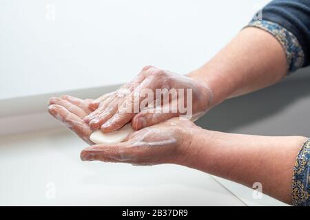 Lavaggio totale delle mani : donna che lava le mani per evitare malattie come il coronavirus Foto Stock