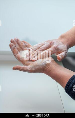 Lavaggio totale delle mani : donna che lava le mani per evitare malattie come il coronavirus Foto Stock
