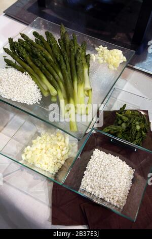 Piatto di asparagi con guarnire Foto Stock