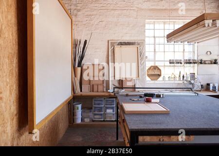 Interno dell'area di lavoro dello studio di incorniciatura dell'immagine Foto Stock