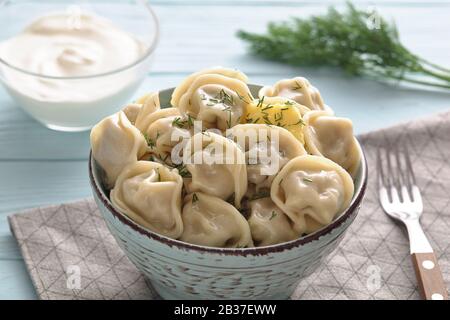 Piatto di gnocchi tradizionali russi, ravioli su sfondo chiaro. Cibo fatto in casa. Foto Stock