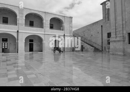 Cannone di artiglieria a Malta nel cortile interno di Fort St Elmo Foto Stock