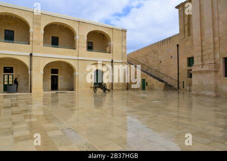 Cannone di artiglieria a Malta nel cortile interno di Fort St Elmo Foto Stock