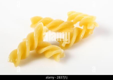 Fusilli su sfondo bianco Foto Stock