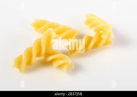Fusilli su sfondo bianco Foto Stock
