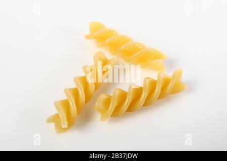 Fusilli su sfondo bianco Foto Stock