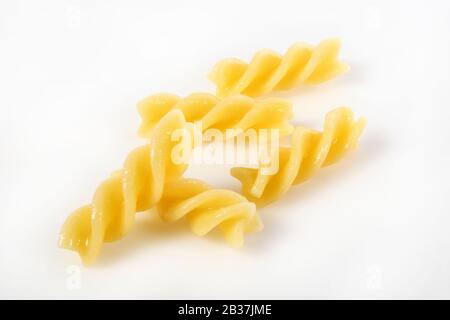 Fusilli su sfondo bianco Foto Stock