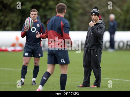 Owen Farrell (centro) e George Ford (sinistra) in Inghilterra chiacchierano con Jonny Wilkinson durante la sessione di formazione a Pennyhill Park, Bagshot. Foto Stock