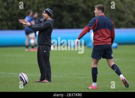 L'Inghilterra Owen Farrell (a destra) è guardato da Jonny Wilkinson durante la sessione di formazione a Pennyhill Park, Bagshot. Foto Stock