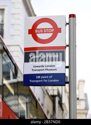 Una speciale fermata dell'autobus al Clarence House, in direzione del London Transport Museum, per segnare 20 anni di trasporto per Londra. Foto PA. Data Immagine: Mercoledì 4 Marzo 2020. Photo credit dovrebbe leggere: Stuart Wilson/PA Filo Foto Stock