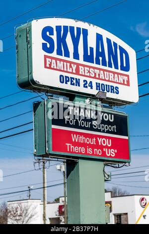 Charlotte, NC/USA - 17 febbraio 2020: Vertical shot of 'Skyland' Family Restaurant, cartello indipendente con la scritta "brand" e la pubblicità contro il cielo blu. Foto Stock