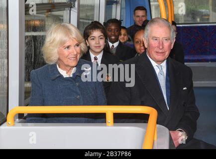 Il Principe di Galles e la Duchessa di Cornovaglia a bordo di un nuovo autobus elettrico a due piani lasciano la Clarence House di Londra durante il viaggio verso il London Transport Museum per partecipare alle celebrazioni per celebrare 20 anni di trasporto per Londra. Foto PA. Data Immagine: Mercoledì 4 Marzo 2020. Photo credit dovrebbe leggere: Stuart Wilson/PA Filo Foto Stock