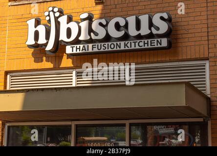 Charlotte, NC/USA - 22 Maggio 2019: Un ristorante orizzontale di media altezza 'Hibiscus Thai Fusion Kitchen' che mostra marchio e logo sulla facciata dell'edificio Foto Stock