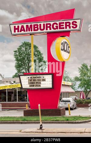 Charlotte, NC/USA - 26 aprile 2019: Verticale di 'Zacks Hamburgers' 1950 's stile cartello indipendente mostrando il marchio di Zack e alcune pubblicità. Foto Stock