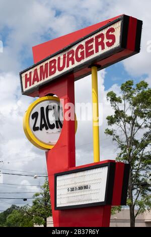 Charlotte, NC/USA - 26 aprile 2019: Verticale di 'Zacks Hamburgers' 1950 's stile cartello indipendente mostrando il marchio di Zack e alcune pubblicità. Foto Stock