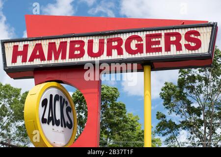 Charlotte, NC/USA - 26 aprile 2019: Ripresa orizzontale della segnaletica del marchio "Zacks Hamburgers" degli anni '50 in rosso bianco nero e giallo. Foto Stock