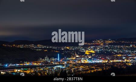 Germania, Magiche luci della città medievale esslingen am neckar vicino stoccarda, illuminata di notte, vista aerea sopra le case e lo skyline Foto Stock