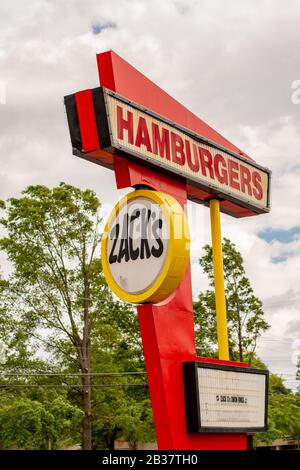 Charlotte, NC/USA - 26 aprile 2019: Colpo verticale del cartello del ristorante drive-in 'Zacks Hamburgers' degli anni '50, che mostra il marchio di Zack e qualche pubblicità. Foto Stock