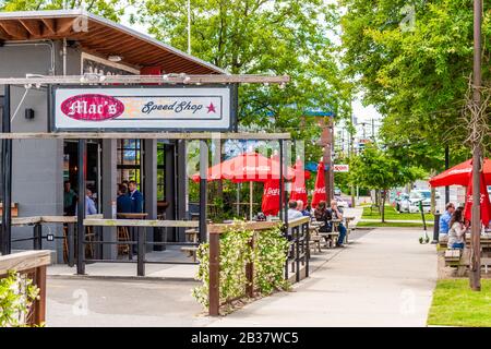 Charlotte, NC/USA - 14 maggio 2019: Proiezione orizzontale del marciapiede all'aperto della barra e della griglia del Speed Shop di Mac su South Blvd. Con segnaletica con marchio/logo. Foto Stock