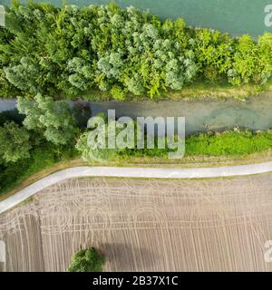 campi e fiume visto dall'alto Foto Stock